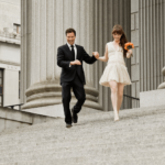 Brudepar går ned trappen på rådhuset etter å ha hatt en borgerlig vielse