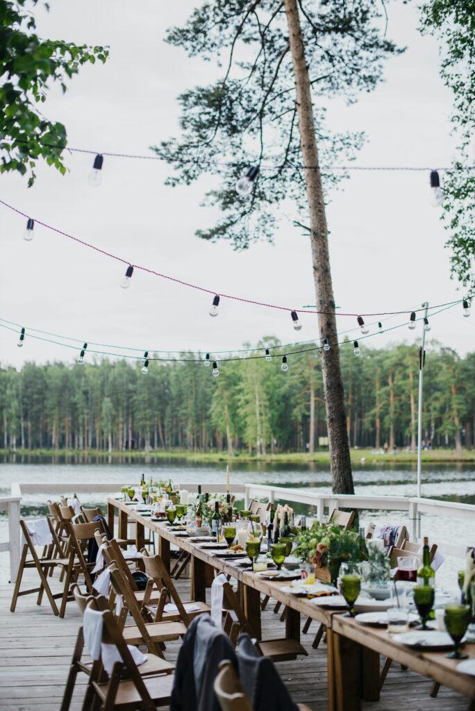 Bryllupsbord i naturen på et bærekraftig bryllup