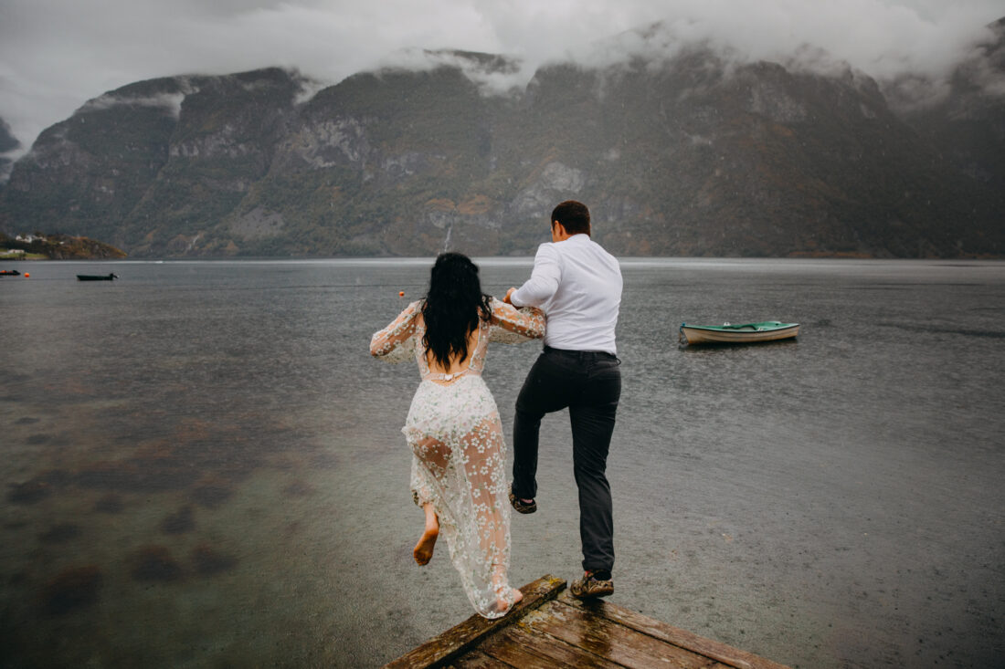 En elopement kan åpne opp for mange uforutsette aktiviteter - som dette paret som hopper i havet i Norge.