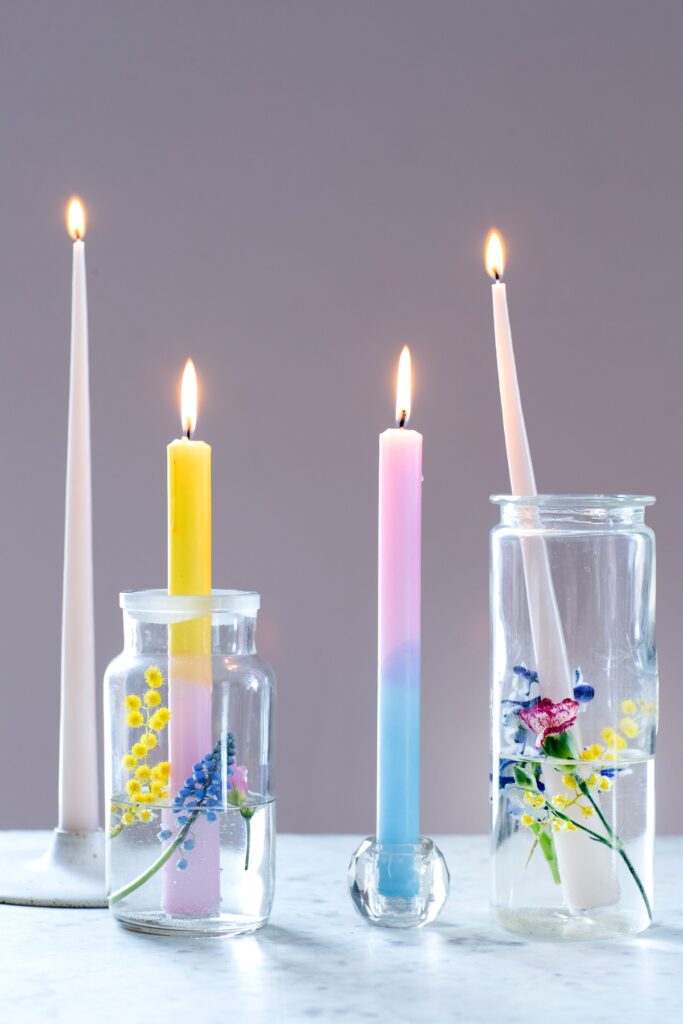 Vaser som også er lysestaker - gøyal borddekorasjon til bryllup