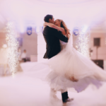 dansegulv i bryllup med detaljer som low fog, røykmasking og tørrgnister